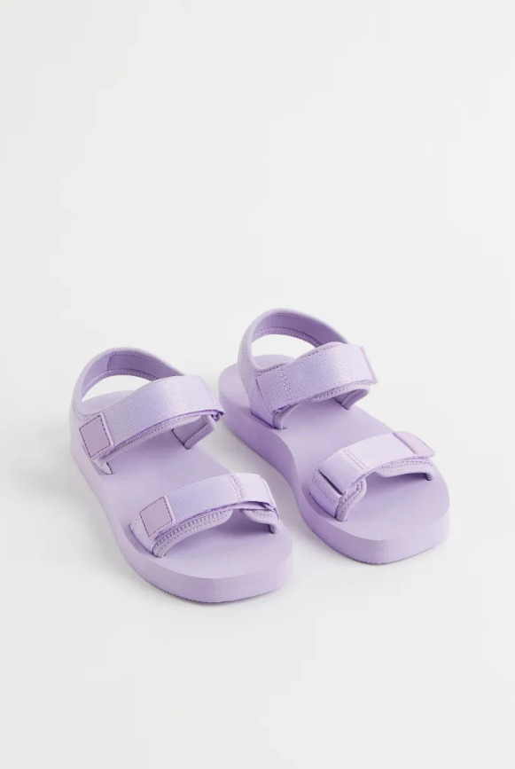 Las sandalias de neopreno de H&M en color violeta