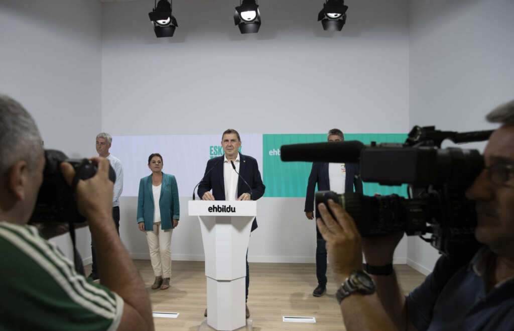 SAN SEBASTIÁN, 24/07/2023.- El coordinador general de EH Bildu, Arnaldo Otegi (c), ha analizado este lunes en San Sebastián los resultados de las elecciones al Congreso y al Senado. EFE/ Javier Etxezarreta