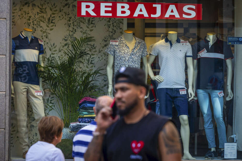 Las rebajas, históricamente, comenzaban el 1 de julio. EFE/Ángeles Visdómine