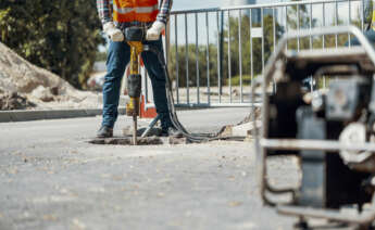 Medidas contundentes para proteger a los trabajadores y reducir accidentes en tramos en construcción. Foto: Envato