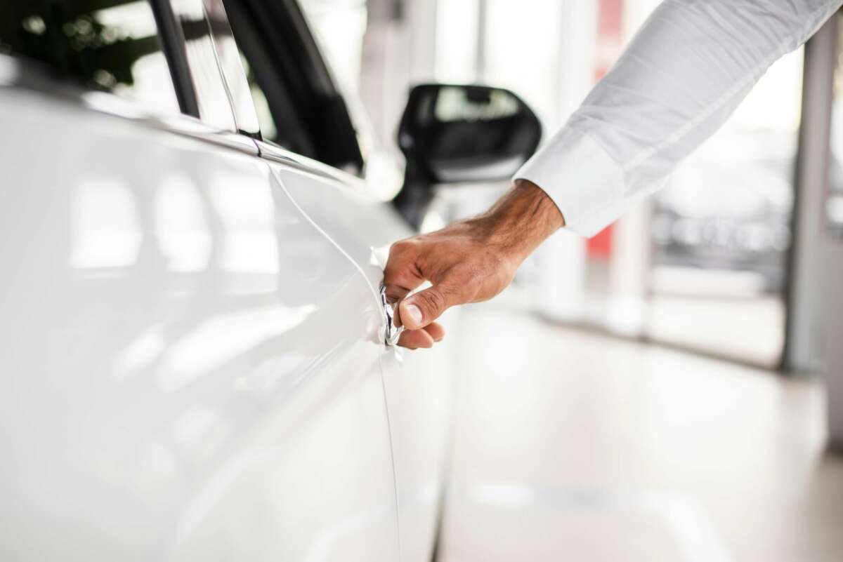 Una persona compra un coche. Foto: Freepik.