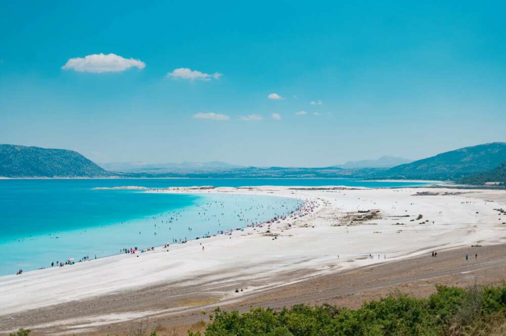 Descubre las ciudades y destinos de costa más baratos para este verano. Imagen: Freepik.