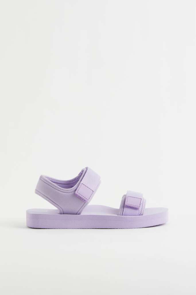 Las sandalias de neopreno de H&M en color violeta