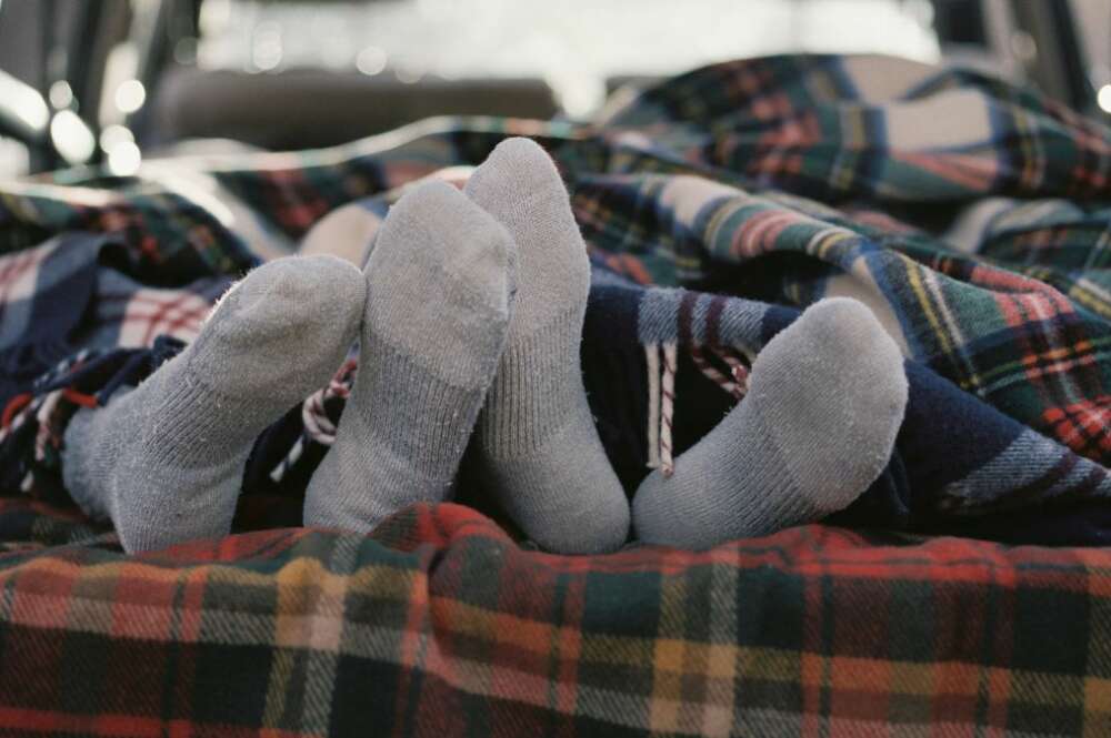 Pareja durmiendo en el coche.