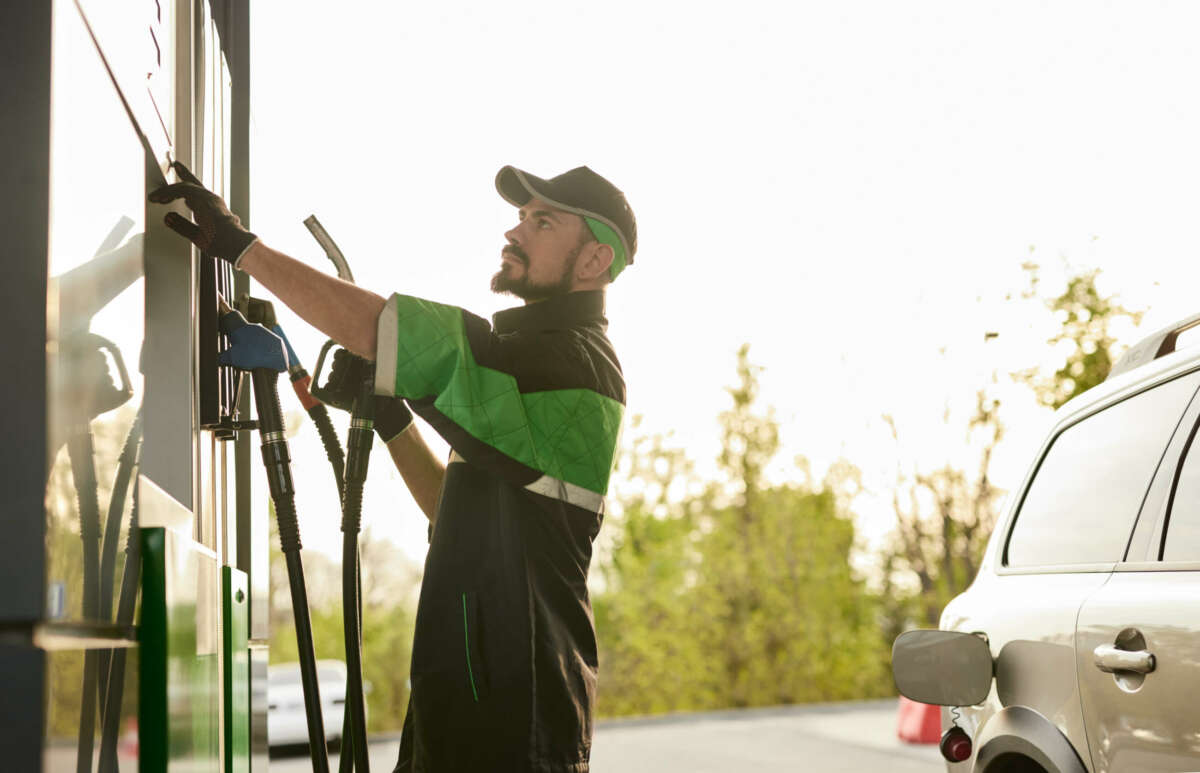 Las gasolineras automáticas ofrecen un ahorro de hasta 12 euros por repostaje. Foto: Envato