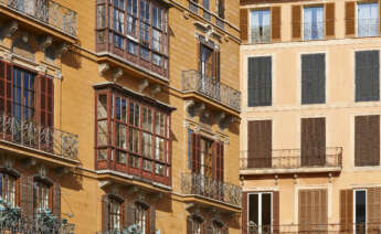 Fachadas de edificios tradicionales en el destino de Mallorca. Islas Baleares. España. Foto: Envato