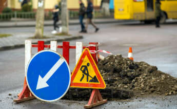 La DGT ha puesto en marcha una iniciativa para instalar radares en las zonas de obras con el objetivo de mejorar la seguridad vial. Foto: Envato