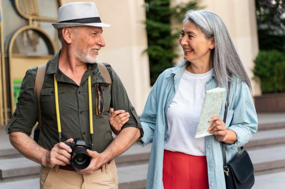 Quienes cobran una pensión de jubilación pueden acceder a los viajes del Imserso. Foto: Freepik.