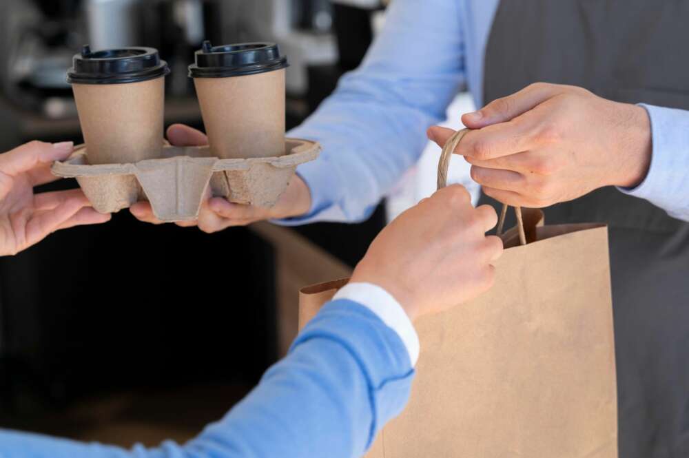 Los cafés, las bebidas o los cigarrillos son algunos de los gastos hormiga más habituales. verano. Foto: Freepik.