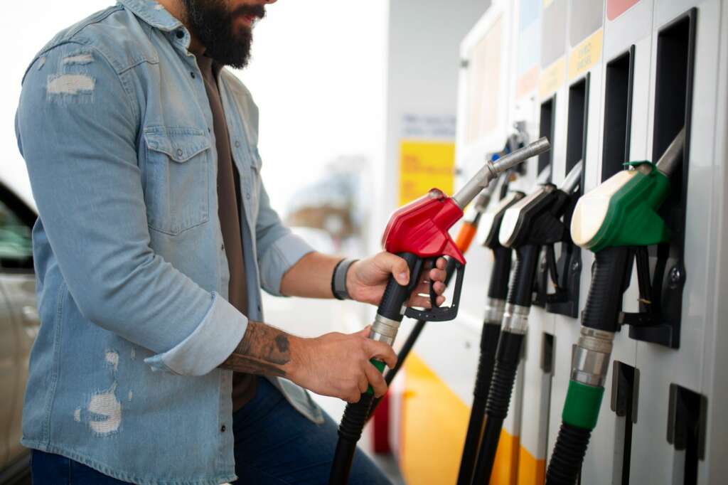 Evitar ir en reserva o revisar la presión de los neumáticos permiten ahorrar en el consumo de los carburantes. Foto: Freepik.