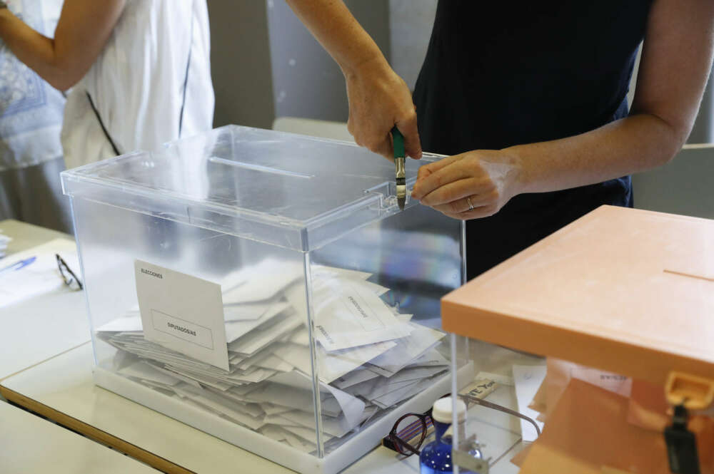 MADRID, 23/07/2023.- Un miembro de una mesa electoral desprecinta una urna para proceder al recuento en el Instituto Ortega y Gasset, en Madrid, durante la jornada de elecciones generales celebradas hoy domingo en España. EFE/J.P. Gandul