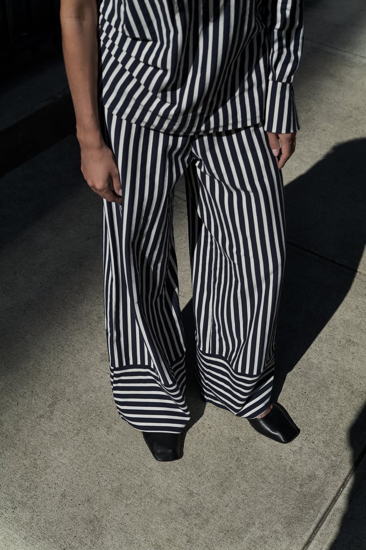 El pantalón ancho con estampado de rayas y cintura elática de Zara