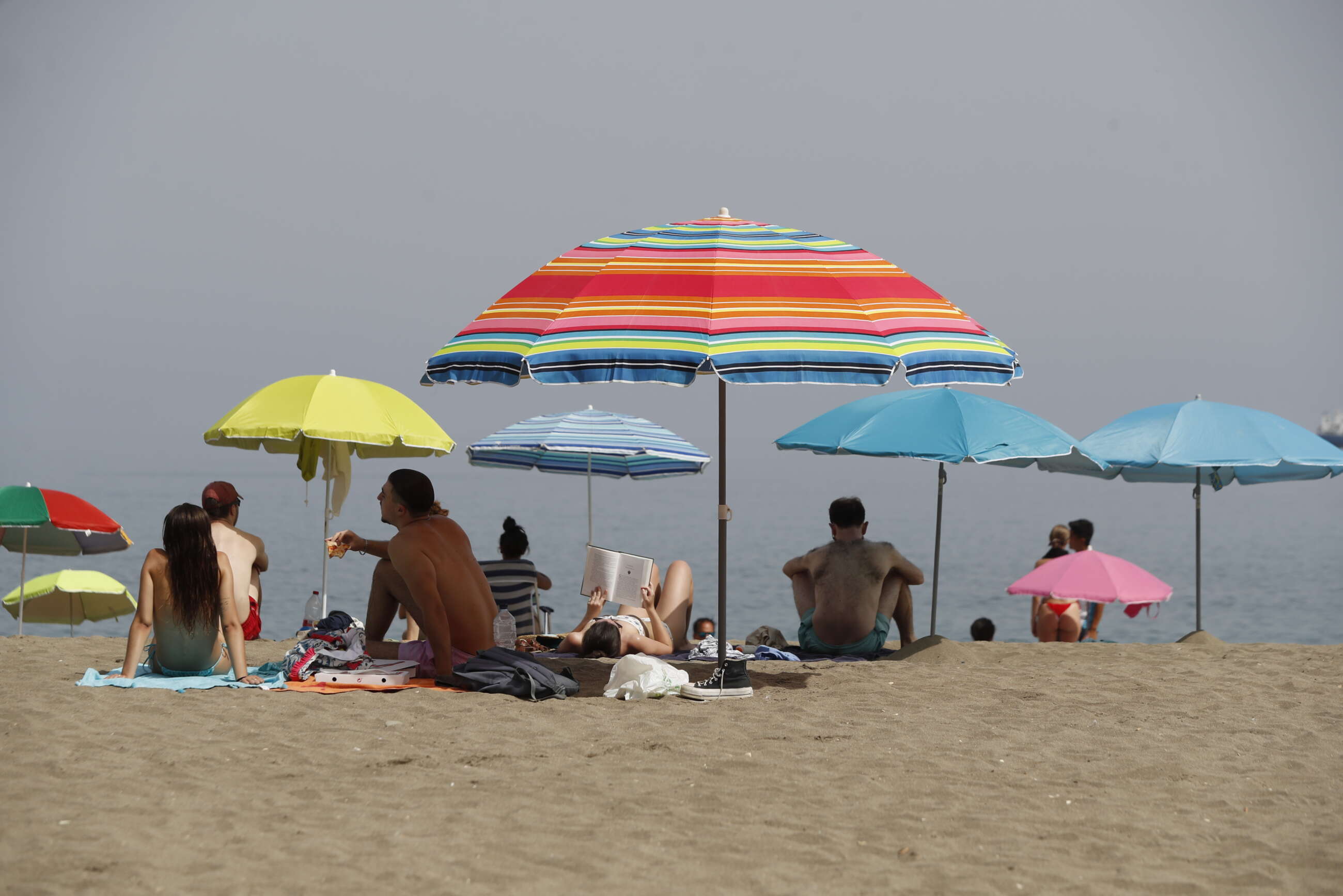 Imagen de la playa de la Malagueta en Málaga. EFE/Jorge Zapata