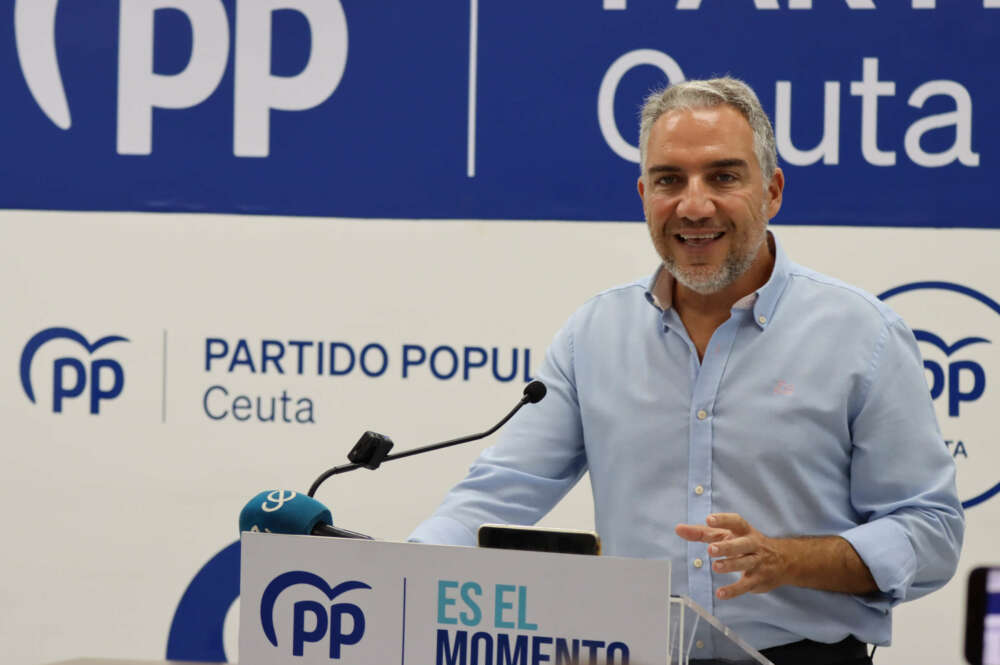 CEUTA (ESPAÑA), 12/08/2023.-El coordinador general del Partido Popular, Elías Bendodo, este sábado durante su visita a la ciudad autónoma de Ceuta tras la reunión del Comité de Dirección regional. A su derecha le acompaña el presidente del municipio el presidente del municipio, de su misma formación, Juan Jesús Vivas. EFE/ Reduan