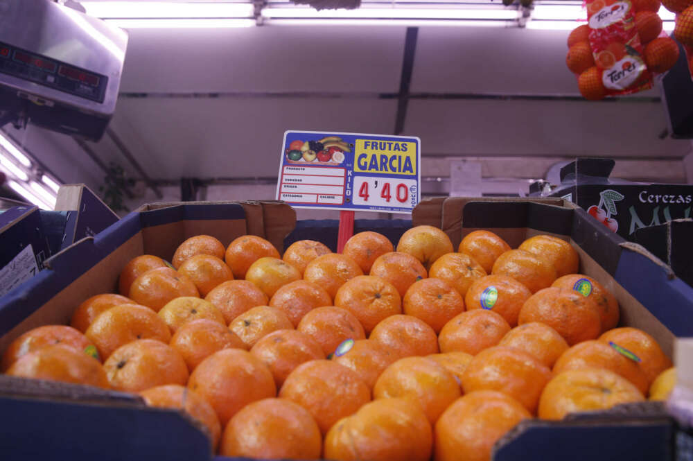 MADRID, 12/07/2023.- Precio de la fruta en un puesto de un mercado de Madrid este miércoles. La inflación se moderó en junio al 1,9 % en tasa interanual, 1,3 puntos menos que el mes anterior y la más baja desde marzo de 2021, debido al comportamiento de carburantes, electricidad y alimentos, que subieron un 10,3 %, 1,7 puntos menos que en mayo. EFE/ Alejandro Lopez