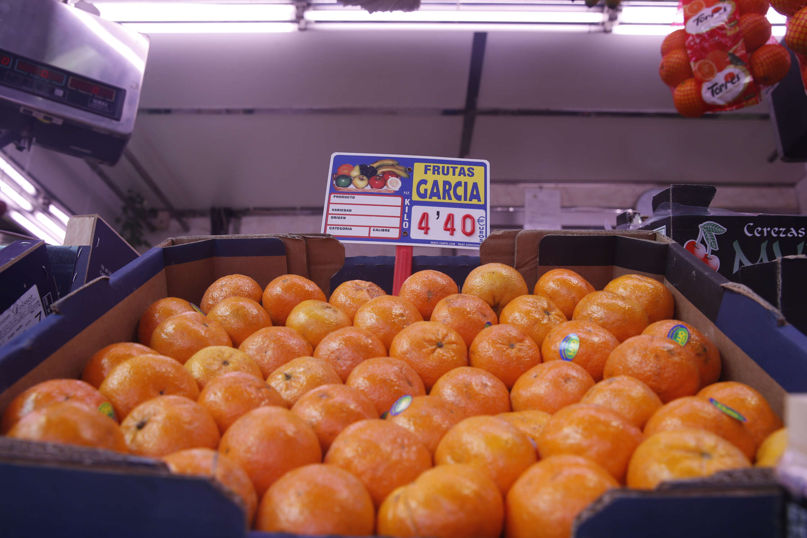 MADRID, 12/07/2023.- Precio de la fruta en un puesto de un mercado de Madrid este miércoles. La inflación se moderó en junio al 1,9 % en tasa interanual, 1,3 puntos menos que el mes anterior y la más baja desde marzo de 2021, debido al comportamiento de carburantes, electricidad y alimentos, que subieron un 10,3 %, 1,7 puntos menos que en mayo. EFE/ Alejandro Lopez