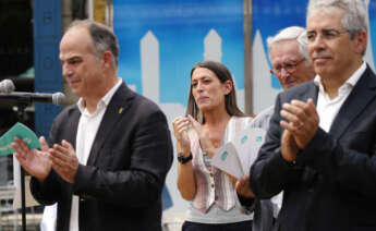 La cabeza de lista al Congreso por JxCat, Míriam Nogueras, junto al exconseller Francesc Homs, el exalcalde Xavier Trias y el secretario general de Junts, Jordi Turull. EFE/Enric Fontcuberta