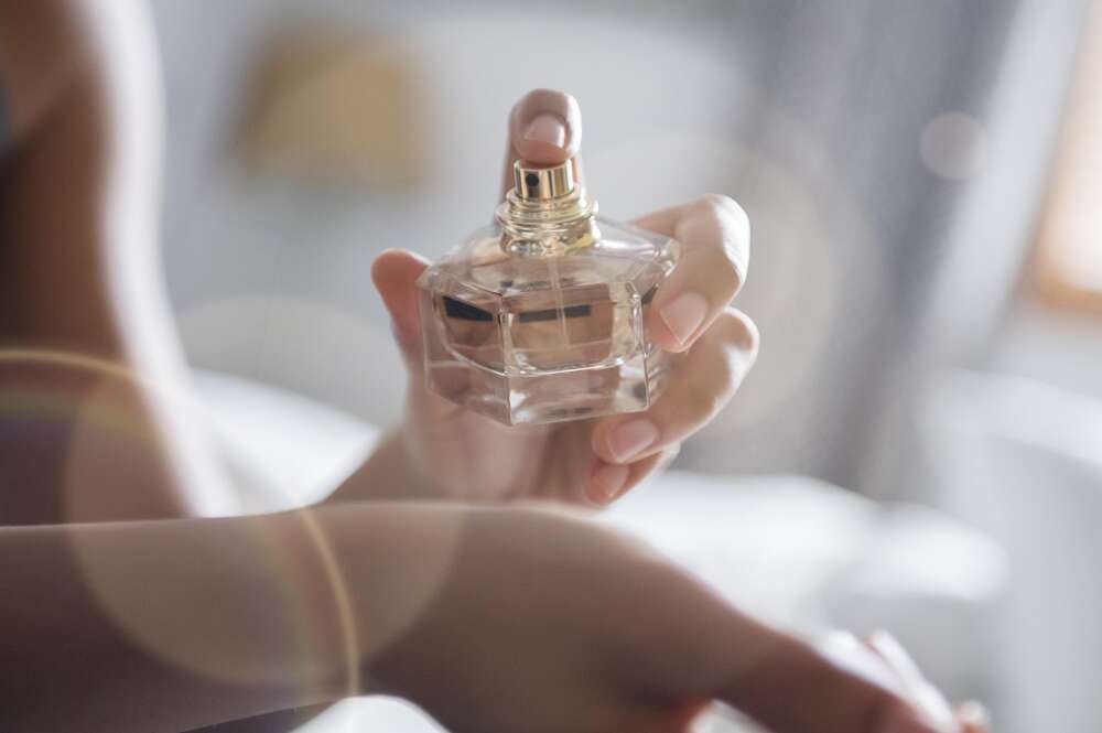 Una persona se echa un perfume en una de sus muñecas