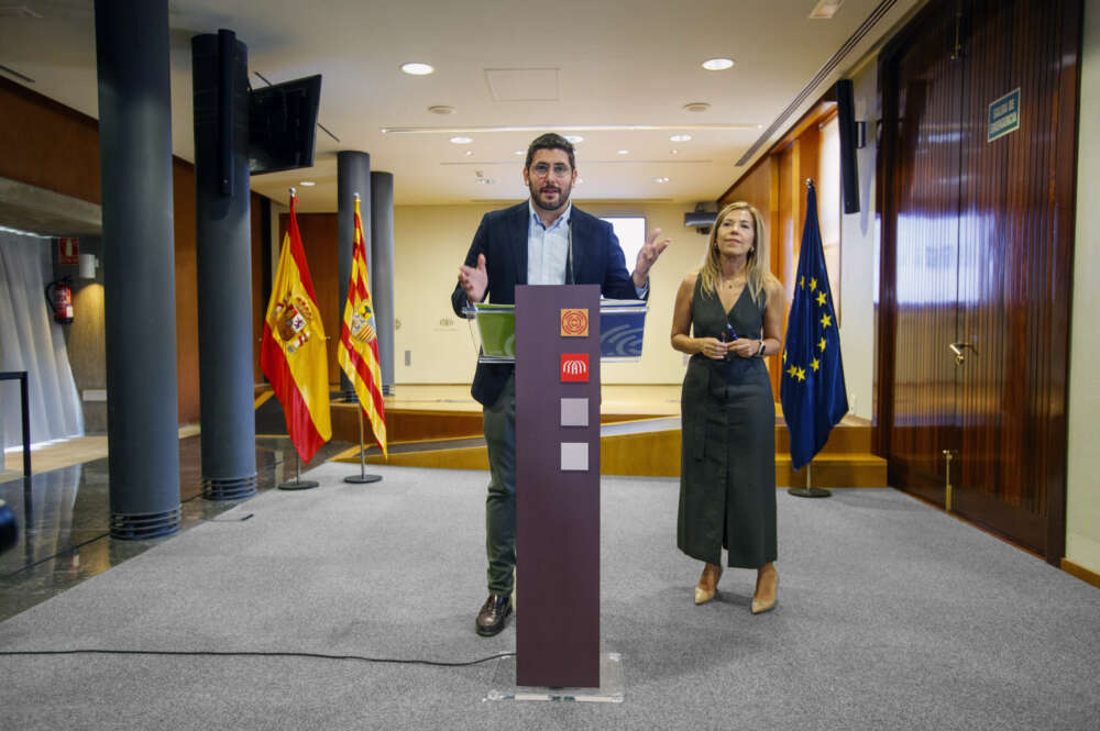 Los portavoces del PP y de Vox en el parlamento aragonés, Ana Alós y Alejandro Nolasco. EFE/ Javier Belver