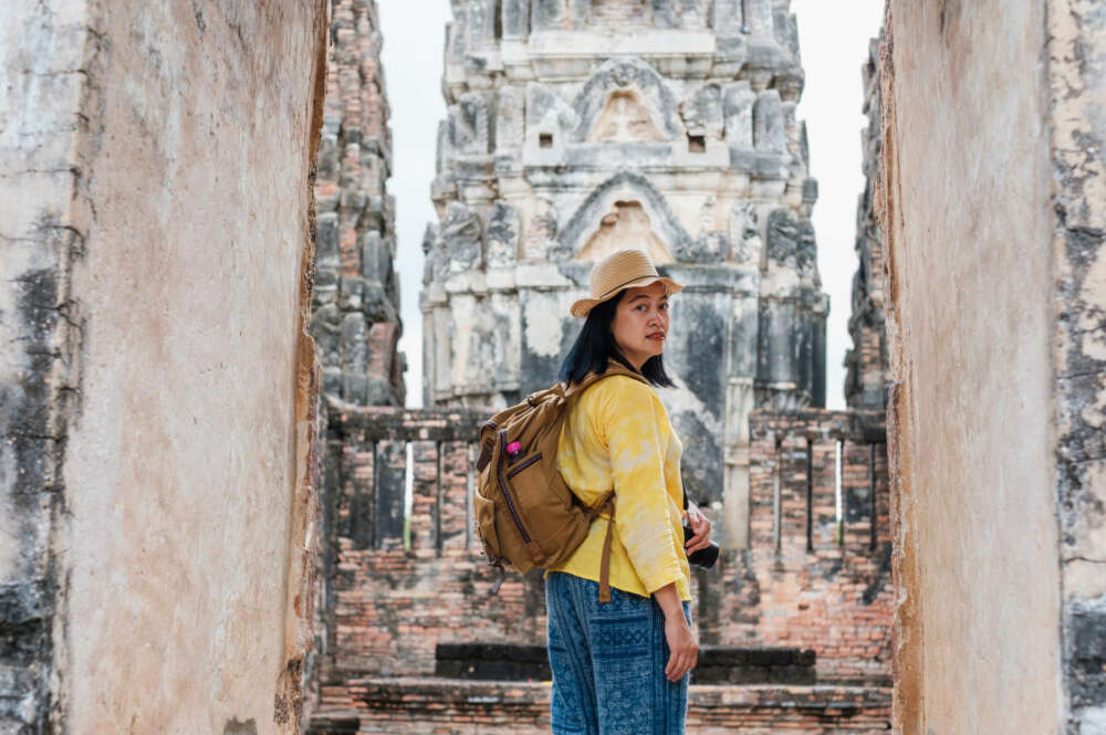 Turista en la antigua arquitectura tailandesa del templo pagoda. Foto: Envato