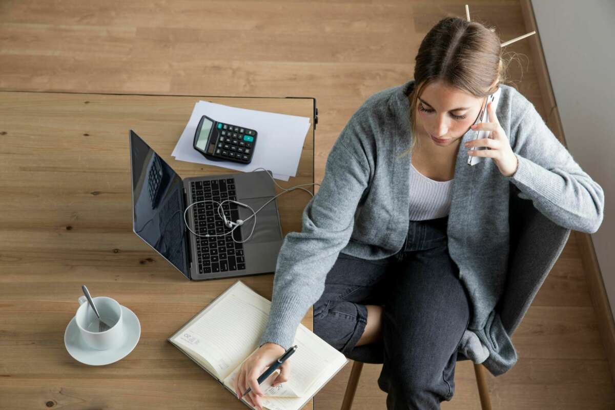 Una mujer trabaja como autónoma. Foto: Freepik.