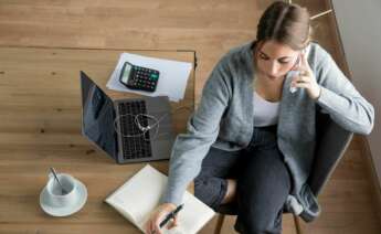 Una mujer trabaja como autónoma. Foto: Freepik.