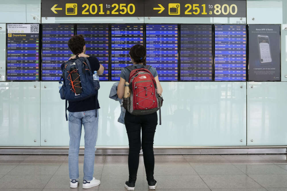 BARCELONA, 01/11/2022.- Dos viajeros consultan los paneles con los vuelos programados en el aeropuerto de El Prat, en Barcelona, este martes. La primera de las jornadas de huelga en la aerolínea Vueling convocadas por el sindicato de tripulantes de cabina de pasajeros Stavla se desarrollan con normalidad y los vuelos no afectados por las protestas -el 90 %, según la compañía- están saliendo con puntualidad, según lo previsto. EFE/Enric Fontcuberta