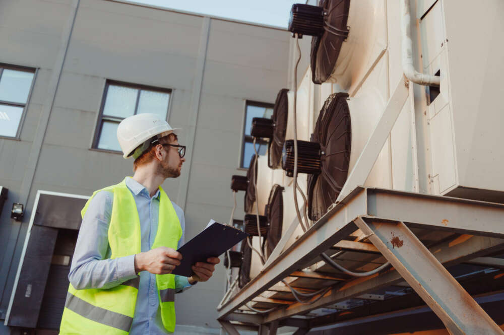 La instalación de sistemas de calefacción y refrigeración eficientes, así como la implementación de energías renovables. Foto: Envato