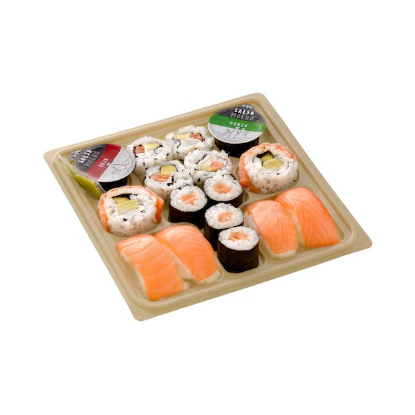 El surtido de varias piezas de sushi. 