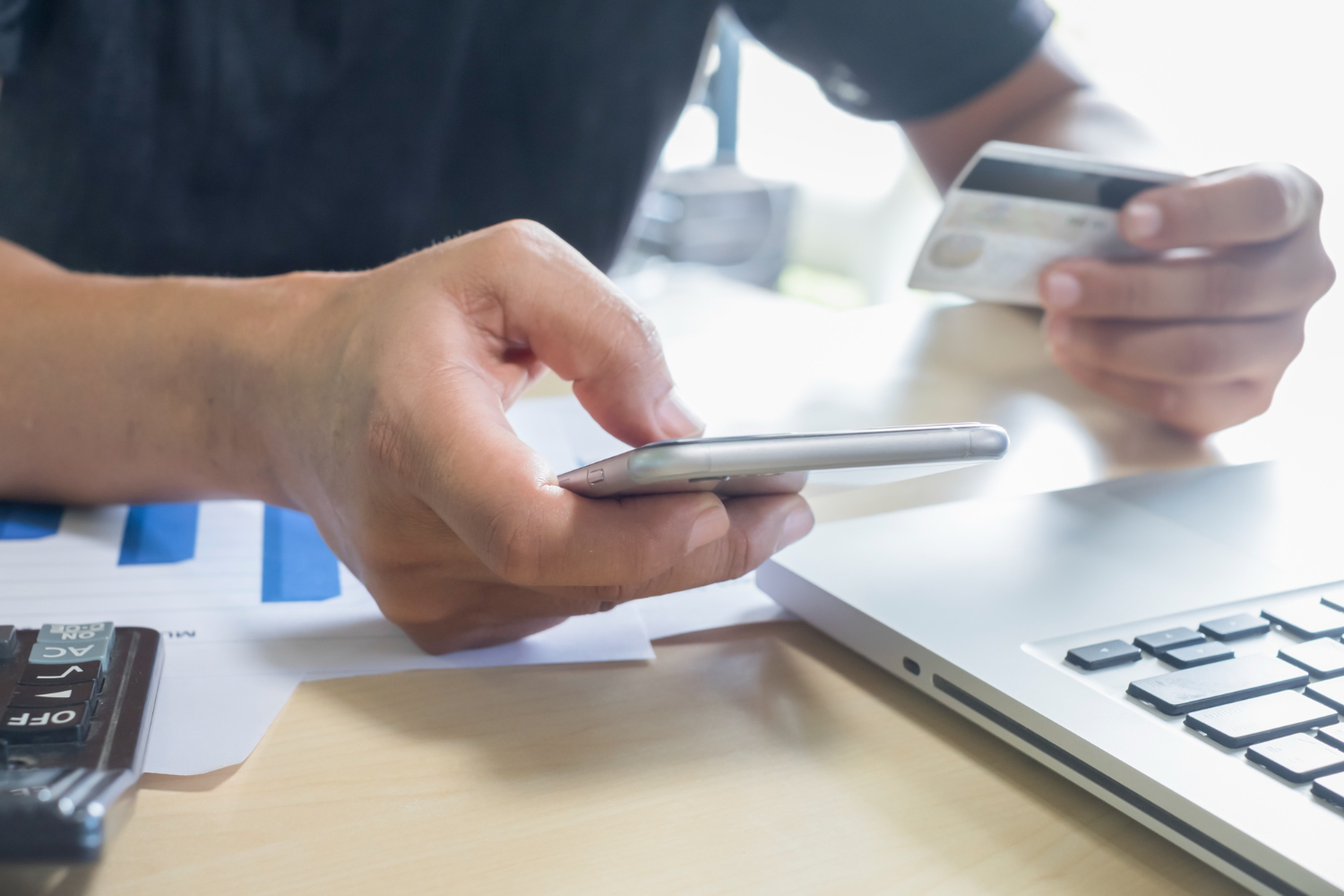 Cuando la transferencia se ha realizado por la web o la app, se debe contactar inmediatamente con el gestor del banco. Foto: Freepik.