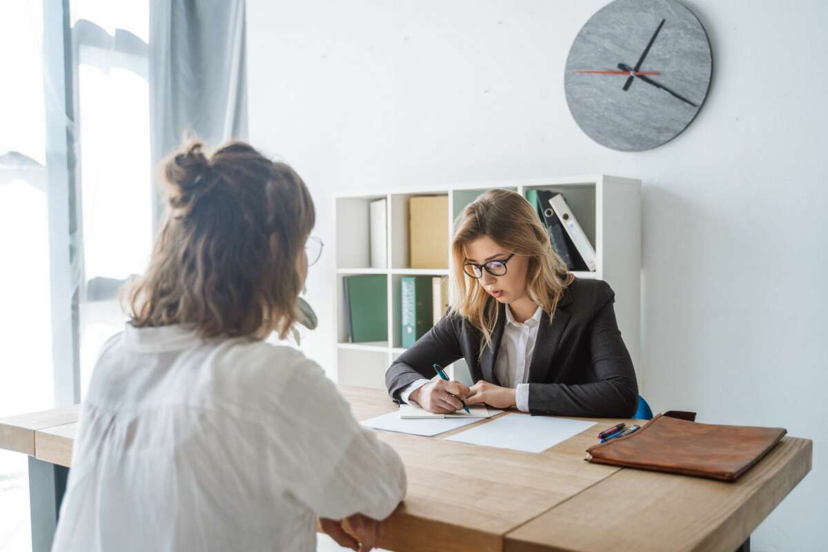 Las personas que cuentan con poca experiencia han de potenciar el apartado correspondiente a la trayectoria académica. Foto: Freepik.