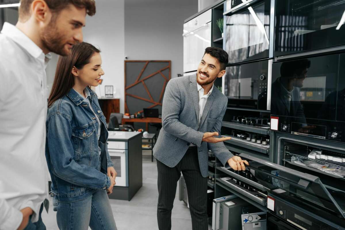 Los usuarios recortan su gasto en la compra de electrodomésticos o mobiliario. Foto: Freepik.