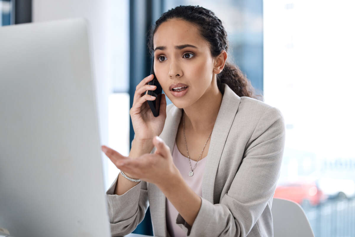 Compañías de telecomunicaciones enfrentan acusaciones contradictorias mientras usuarios reportan insatisfacción. Foto: Envato