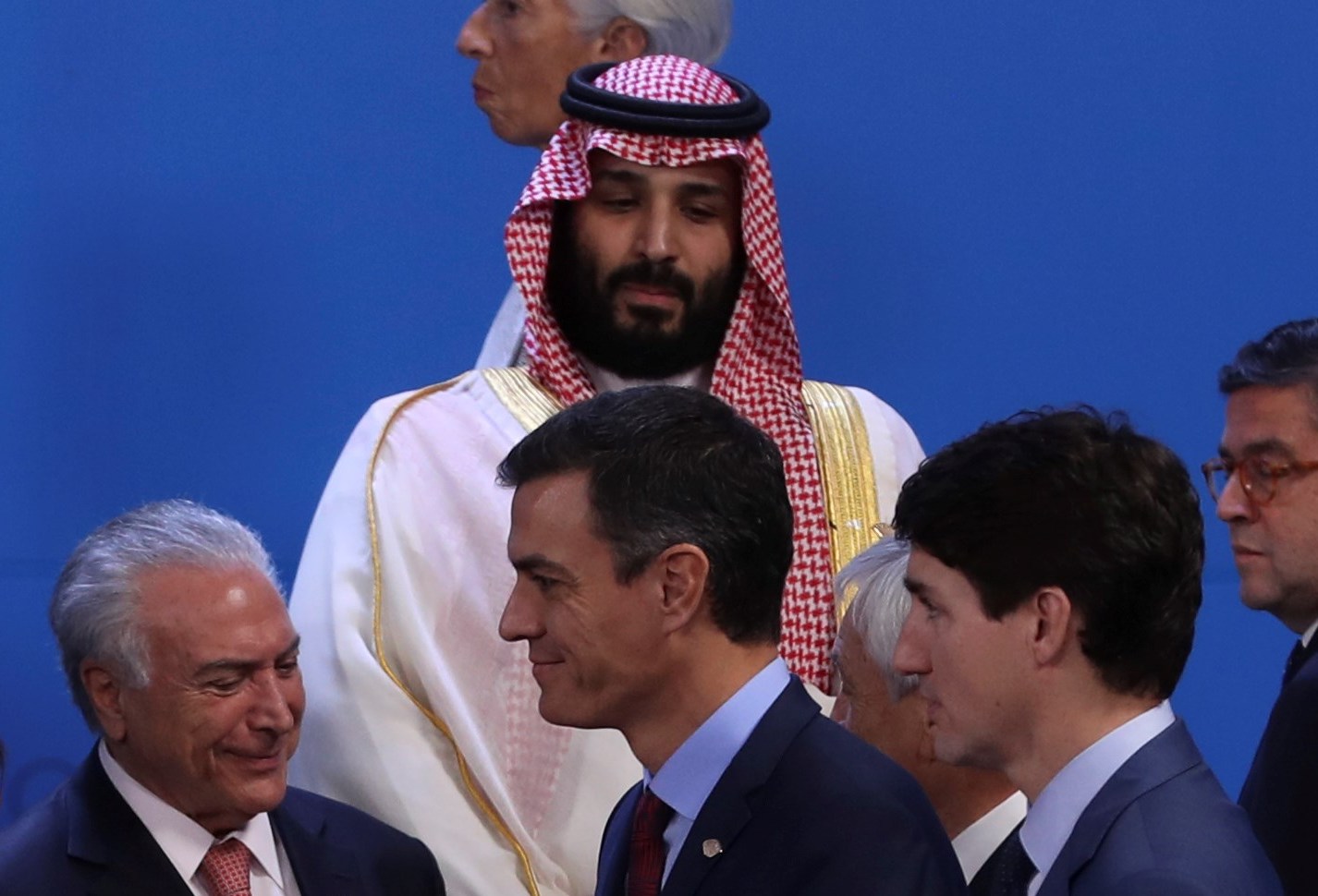 AME3034. BUENOS AIRES (ARGENTINA), 30/11/2018.- El presidente del Gobierno español, Pedro Sánchez (centro) y el primer ministro de Canadá, Justin Trudeau (dcha), caminan frente al príncipe heredero saudí, Mohammed bin Salman (centro-detrás), y el presidente de Brasil, Michel Temer (izq), tras la fotografía de familia de la Cumbre del G20 que se celebra en el centro de convenciones Costa Salguero de Buenos Aires (Argentina). EFE/Ballesteros