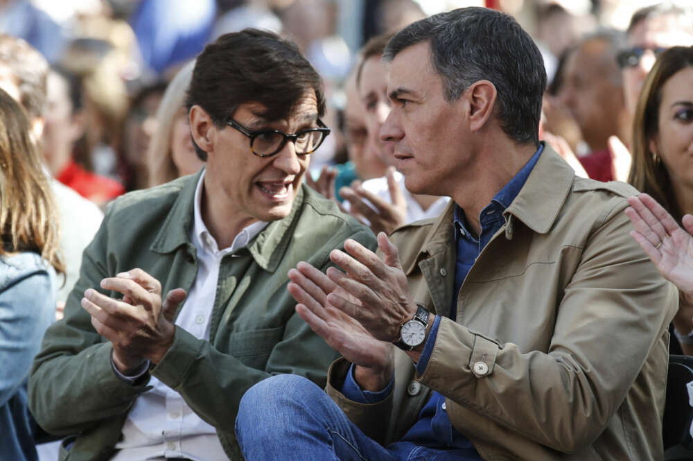 El presidente del Gobierno en funciones y secretario general del PSOE, Pedro Sánchez, conversa con el líder socialista en Cataluña Salvador Illa. EFE/ Toni Albir