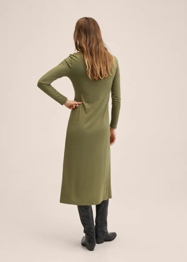 El vestido de punto con detalle de nudo en color khaki de Mango Outlet