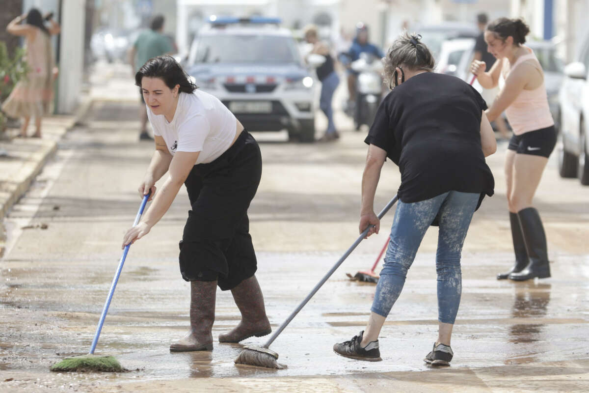 Mujeres barriendo en un camping de Els Alfacs (Tarragona) tras la DANA. Foto Quique García-EFE