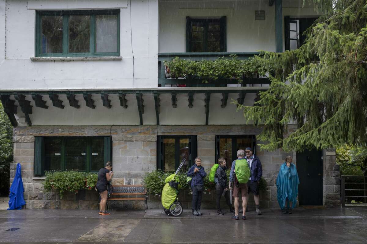 Peregrinos en un albergue de Pamplona. Foto Villar López-EFE