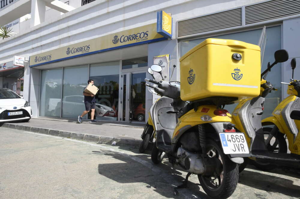 Fotografía de la oficina de correos de Mojácar (Almería).EFE / Carlos Barba