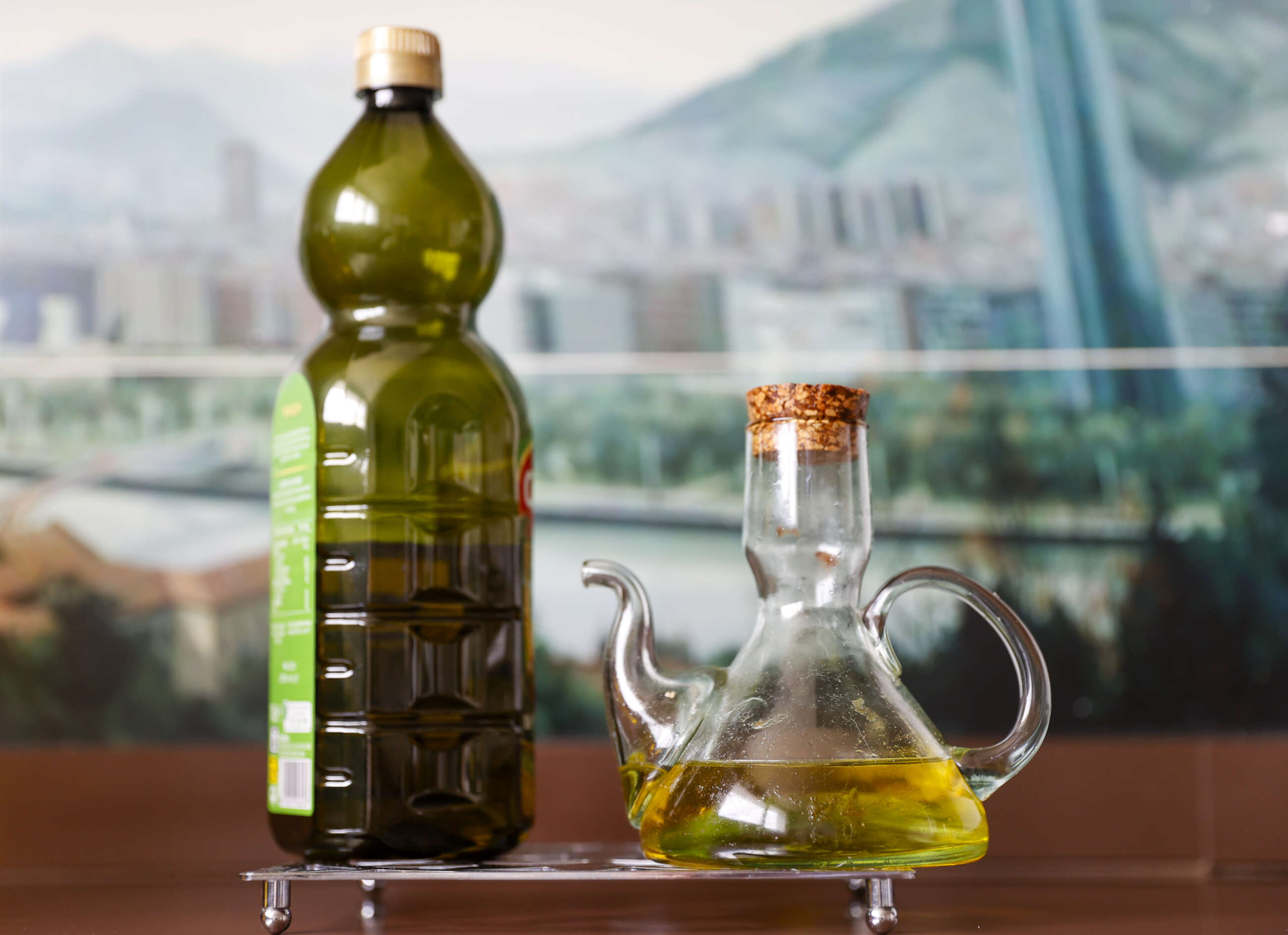 Una botella y una aceitera con aceite de oliva virgen. EFE/Luis Tejido.