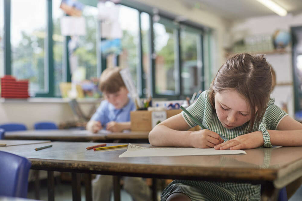 Deducciones fiscales alivian el coste de la vuelta al colegio en España. Foto: Envato