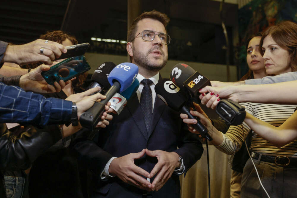 VALENCIA (ESPAÑA), 28/10/2023.- El presidente de la Generalitat de Cataluña, Pere Aragonès (c), atiende a los medios durante la gala de entrega de los 52º Premis Octubre de literatura, este sábado en Valencia. EFE/ Kai Forsterling