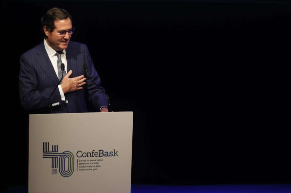 BILBAO, 09/10/2023.- El presidente de la CEOE, Antonio Garamendi durante su intervención en los actos organizados este lunes con motivo del 40 aniversario de la patronal vasca, Confebask, acto presidido por el rey Felipe VI, donde también ha estado el Lehendakari Iñigo Urkullu. El Museo Guggenheim de Bilbao ha sido el lugar elegido por Confebask para celebrar sus 40 años de andadura en el marco de un evento al que están invitadas aproximadamente 350 personas y que se desarrollará bajo el lema «Somos empresa vasca. Somos compromiso». EFE/ Luis Tejido