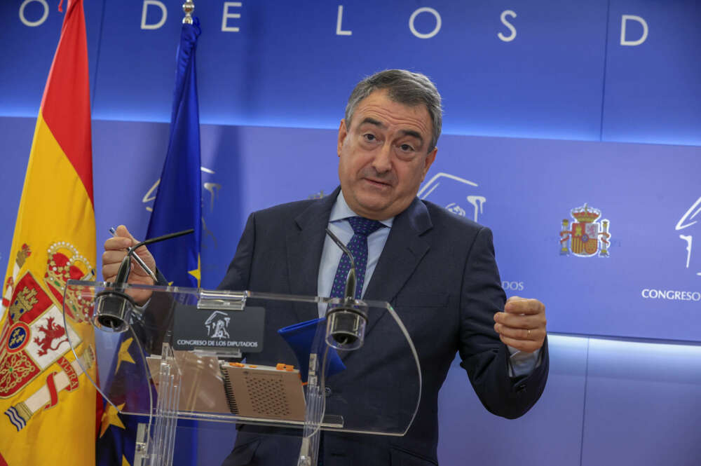 MADRID, 10/10/2023.- El portavoz del PNV, Aitor Esteban, durante la rueda de prensa que ha ofrecido tras reunirse con el secretario general del PSOE y presidente del Gobierno en funciones, Pedro Sánchez este martes dentro de la ronda de contactos de Sánchez antes de someterse a la investidura. EFE/ Zipi Aragón