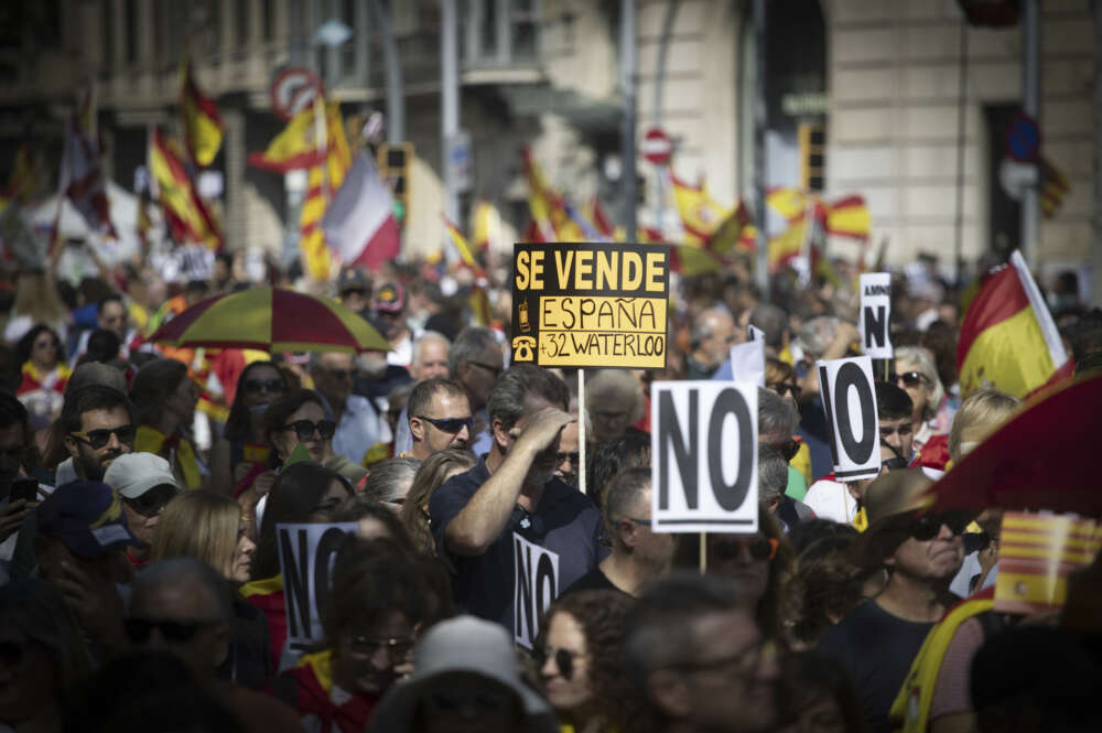 BARCELONA, 08/10/2023.- Aspecto de la manifestación convocada por Societat Civil Catalana (SCC) bajo el lema "No en mi nombre. Ni amnistía, ni autodeterminación", para rechazar toda concesión a ERC y JxCat en la negociación para la investidura del próximo presidente del Gobierno, a la que asisten los líderes del PP, Alberto Núñez Feijóo, y de Vox, Santiago Abascal, este domingo en Barcelona. EFE/ Marta Pérez