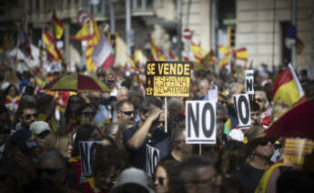 BARCELONA, 08/10/2023.- Aspecto de la manifestación convocada por Societat Civil Catalana (SCC) bajo el lema "No en mi nombre. Ni amnistía, ni autodeterminación", para rechazar toda concesión a ERC y JxCat en la negociación para la investidura del próximo presidente del Gobierno, a la que asisten los líderes del PP, Alberto Núñez Feijóo, y de Vox, Santiago Abascal, este domingo en Barcelona. EFE/ Marta Pérez