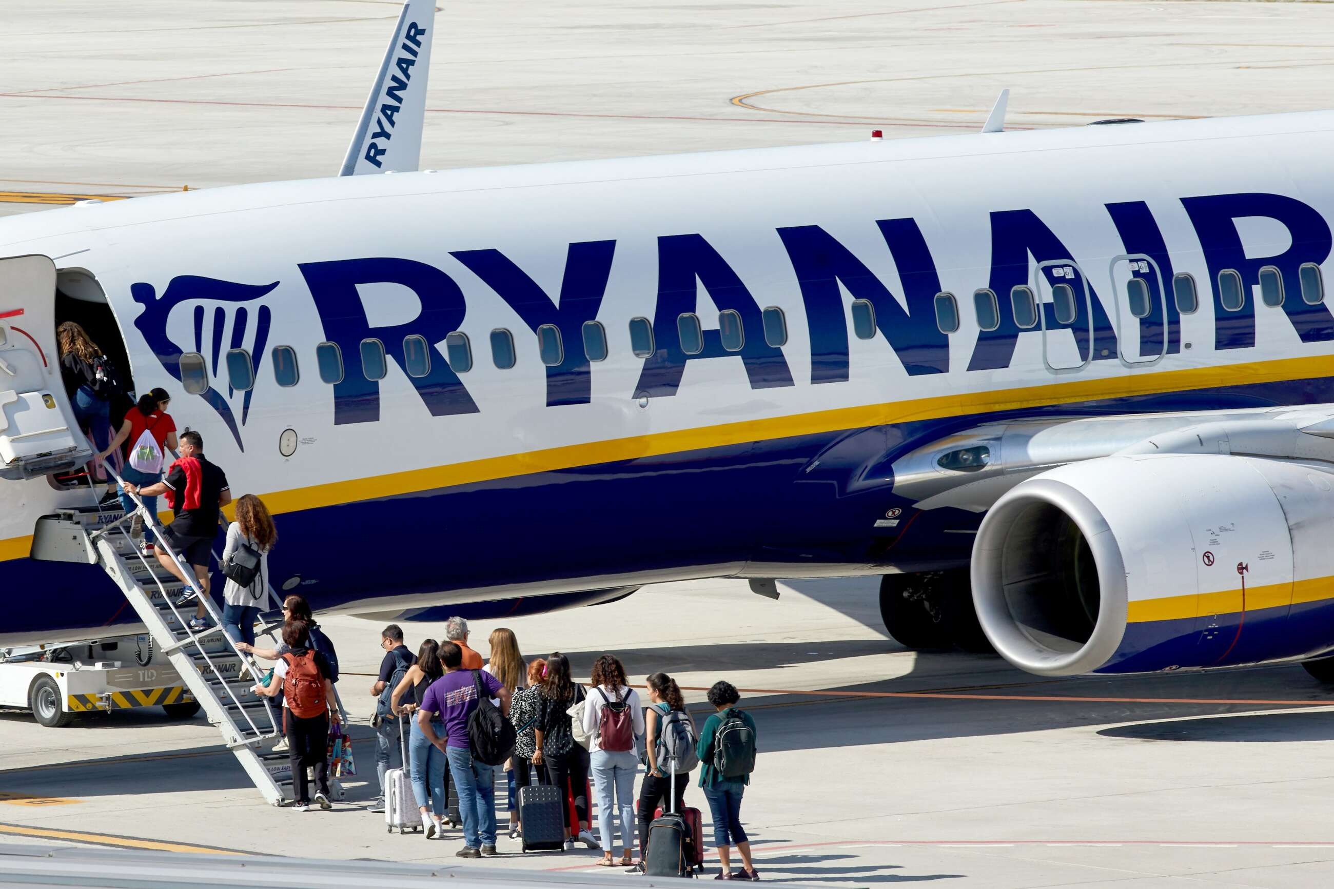 Varios viajeros embarcan de un avión de la compañía aérea Ryanair. EFE/David Borrat.