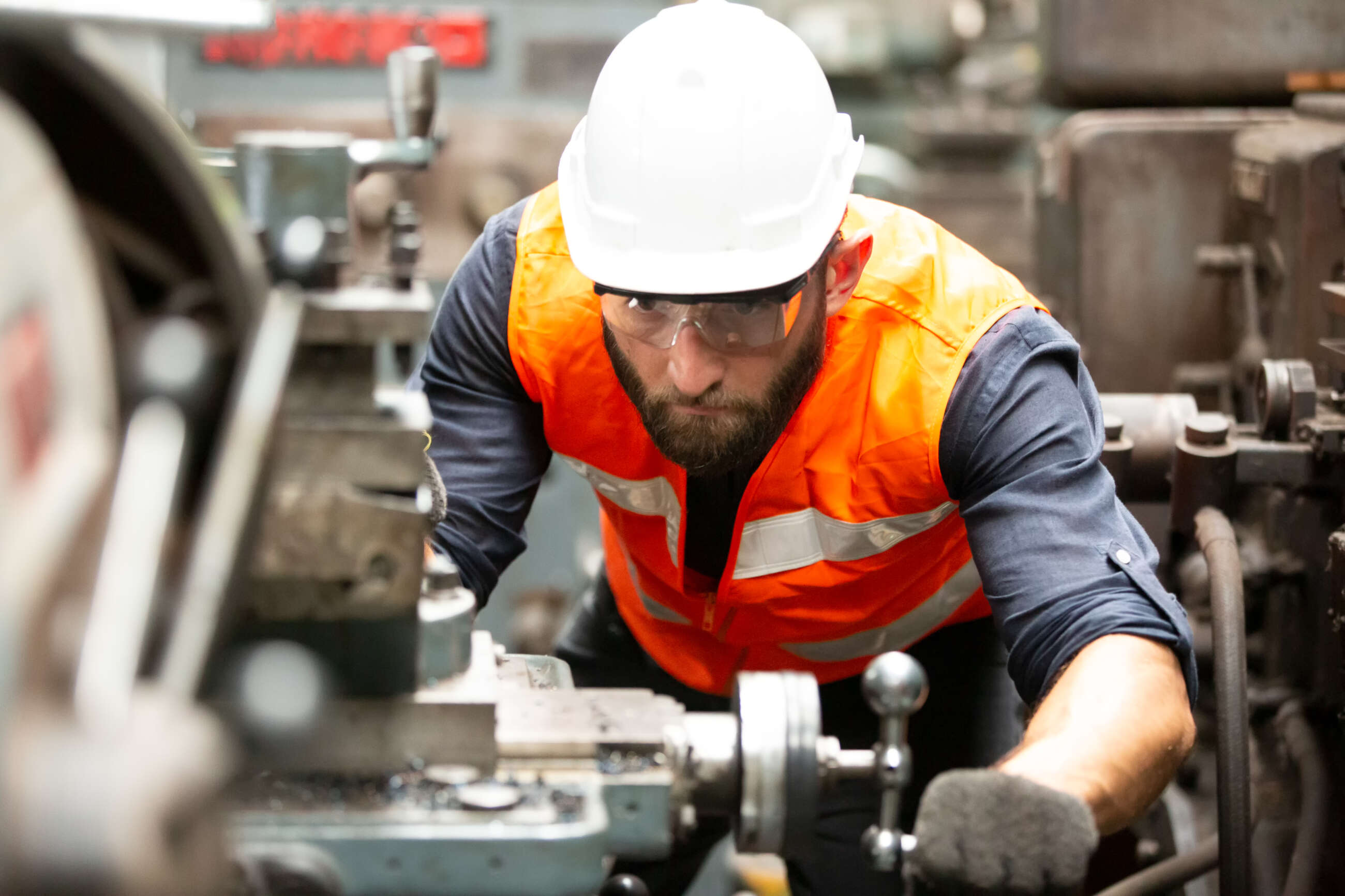 Operador trabajando en una fábrica. Foto Pixabay