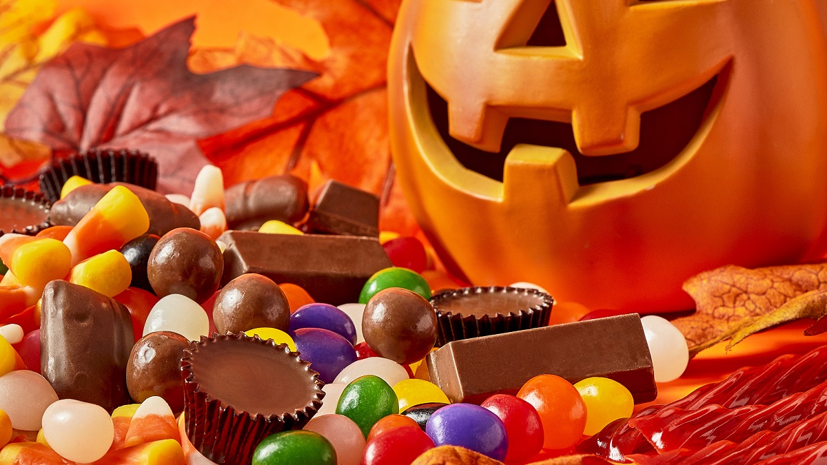 Dulces de Halloween con una calabaza de fondo