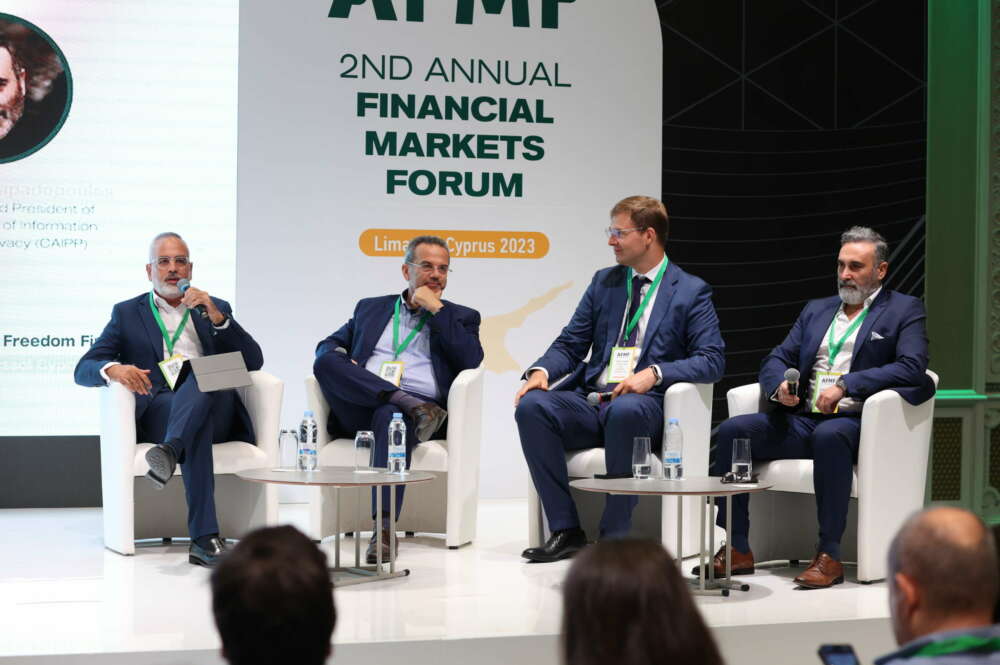 el exministro de Investigación, Innovación y Política Digital, Kyriakos Kokkinos; el CEO de Freedom Holding, Timur Turlov, y el CEO de Geevo, Christodoulos Papadopoulos, participan en el foro 'Annual Financial Market'. Foto: ‘Annual Financial Market’..